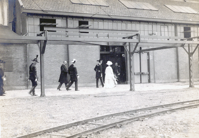 886156 Afbeelding van het bezoek van koningin Wilhelmina aan een fabriek.